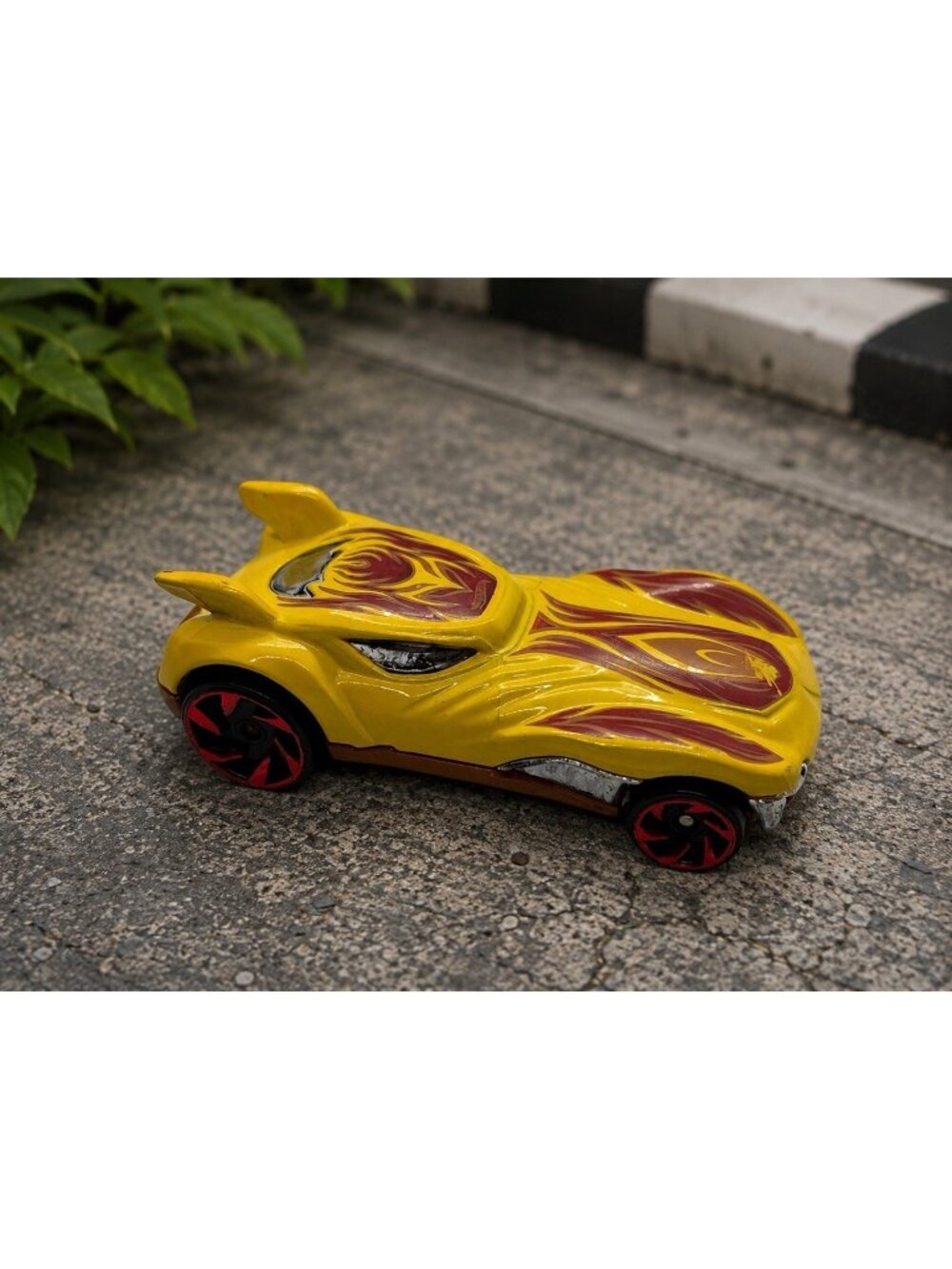 Hot Wheels Howlin Heat Yellow Red Flames Diecast Car 2010 Mattel Loose